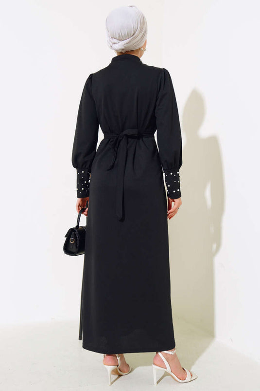 Robe noire ornée de perles
