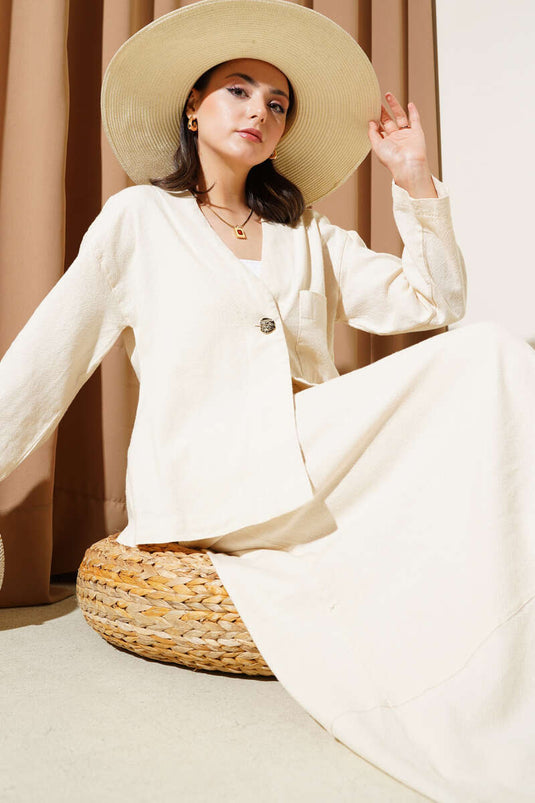 بدلة من قطعتين بجيوب وأزرار وتنورة باللون البيج