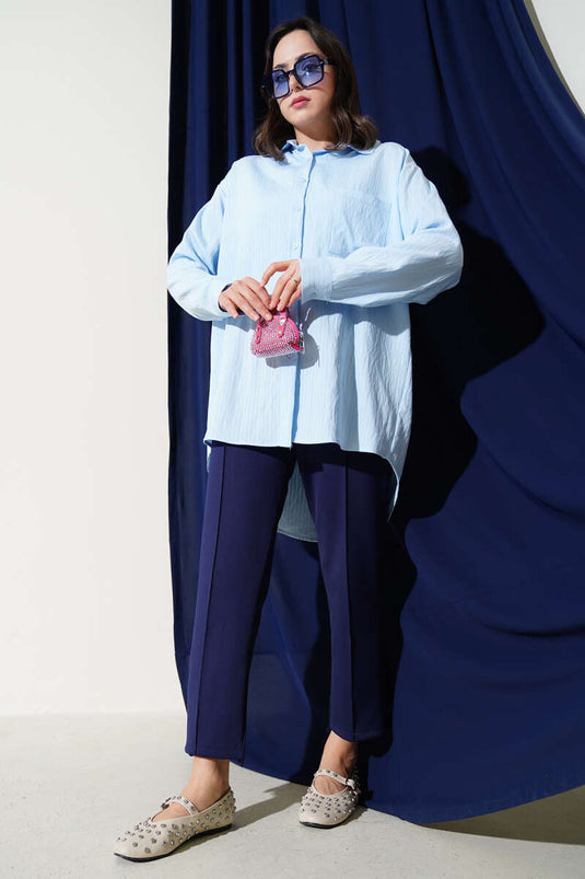 Camisa de rayas del mismo color con un solo bolsillo azul