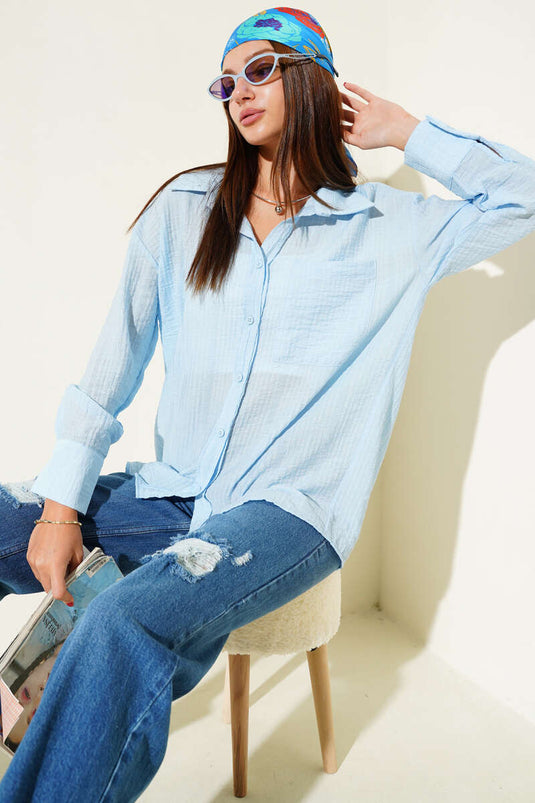 Camisa con textura arrugada y un bolsillo azul bebé