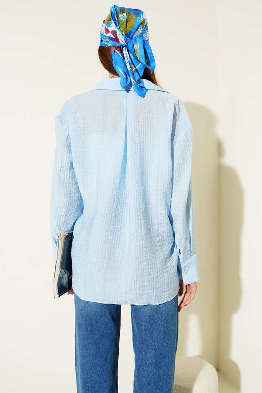Camisa con textura arrugada y un bolsillo azul bebé