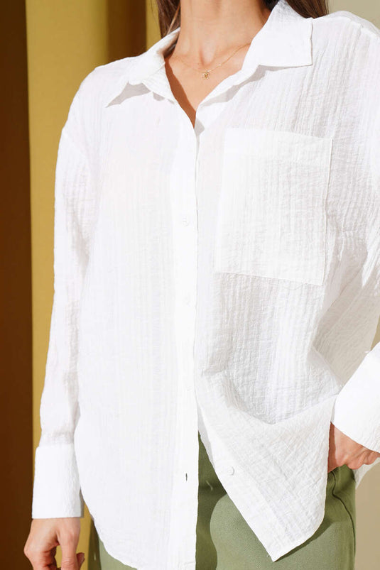 Chemise blanche à poche unique et texture froissée