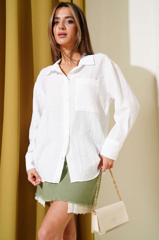 Chemise blanche à poche unique et texture froissée
