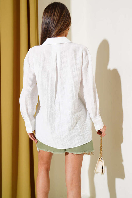 Chemise blanche à poche unique et texture froissée