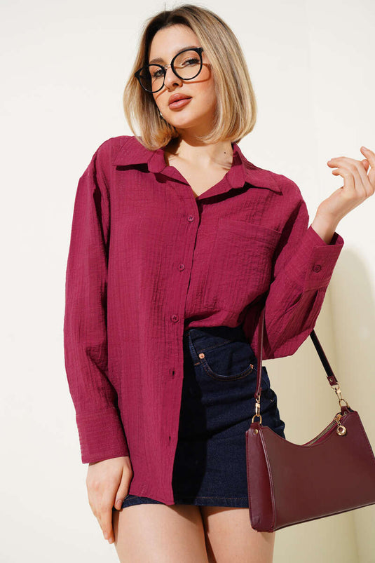 Chemise bordeaux à poche unique et texture froissée