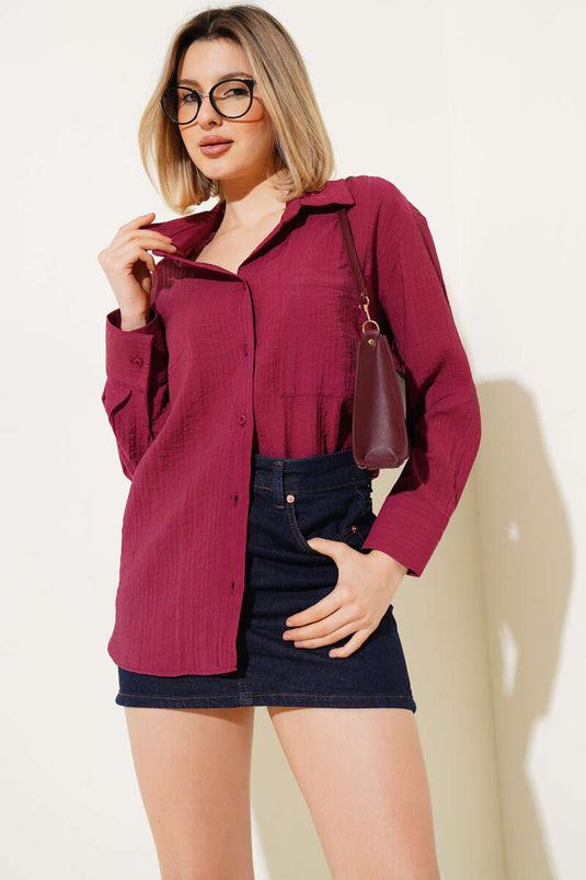Chemise bordeaux à poche unique et texture froissée