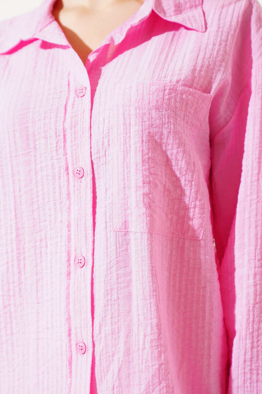 قميص وردي بنسيج مجعد وجيب واحد