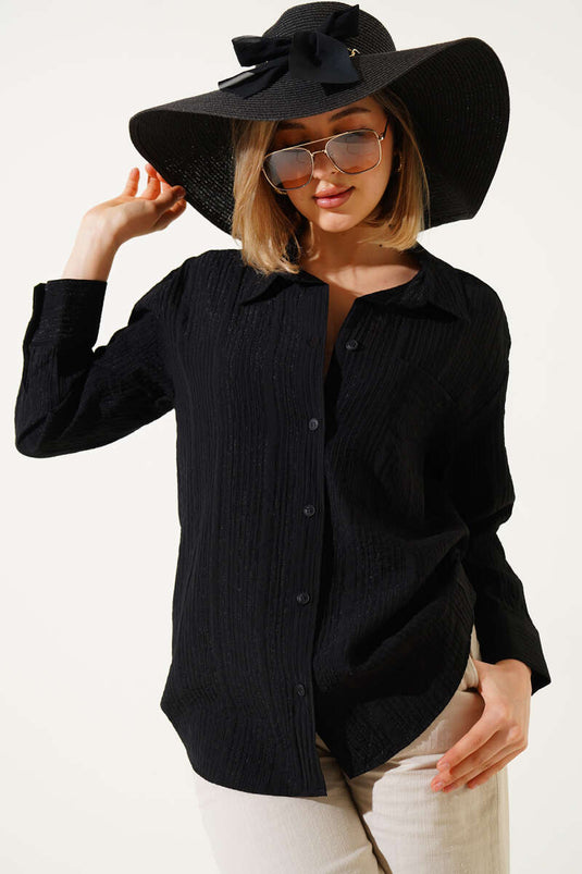 Chemise noire à poche unique et texture froissée