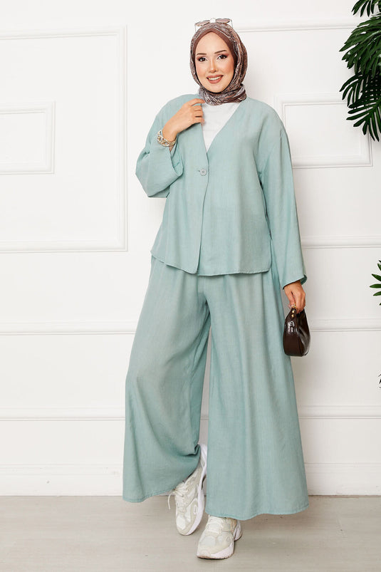 Locker sitzendes zweiteiliges Set mit einzelnen Knopfdetails in Mint