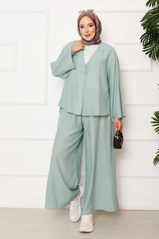 Locker sitzendes zweiteiliges Set mit einzelnen Knopfdetails in Mint