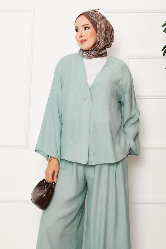 Locker sitzendes zweiteiliges Set mit einzelnen Knopfdetails in Mint