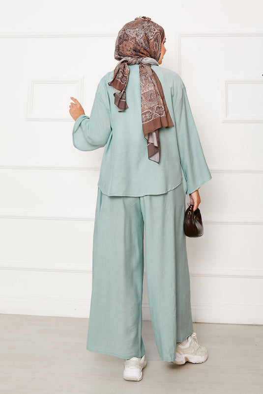 Locker sitzendes zweiteiliges Set mit einzelnen Knopfdetails in Mint