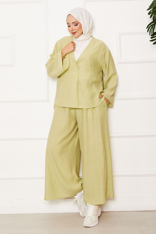 بدلة كاجوال مكونة من قطعتين بزر واحد وتفاصيل باللون الأخضر الزيتي