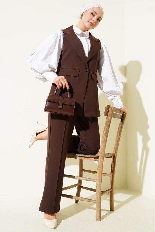 Completo con gilet e collo a incrocio a un bottone Marrone