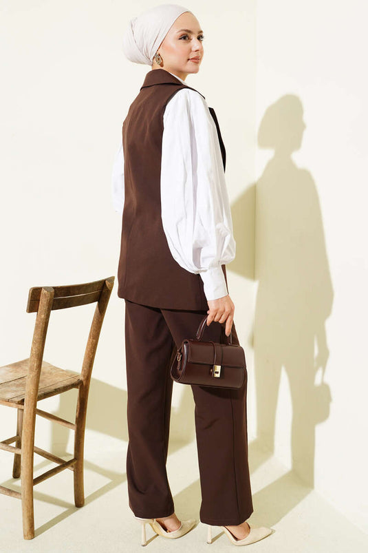 Completo con gilet e collo a incrocio a un bottone Marrone