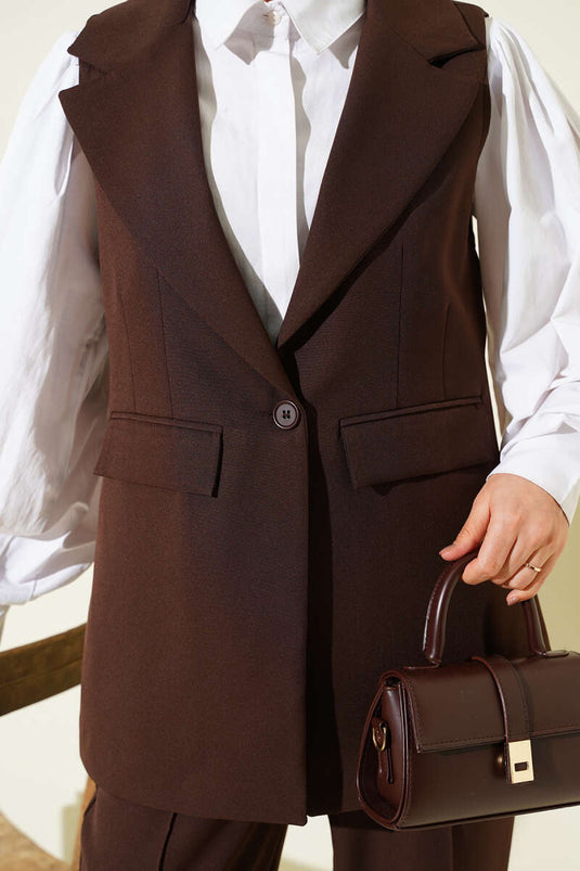 Completo con gilet e collo a incrocio a un bottone Marrone