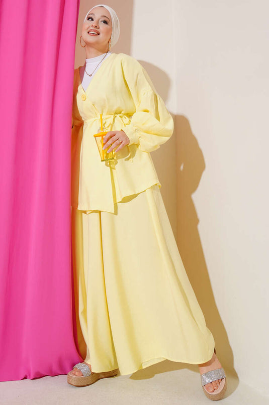 بدلة صفراء كبيرة الحجم من قطعتين مع حزام بزر واحد
