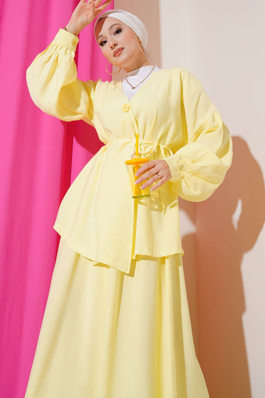 بدلة صفراء كبيرة الحجم من قطعتين مع حزام بزر واحد