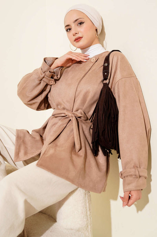 جاكيت من جلد الغزال بحزام بزر واحد، لون لاتيه