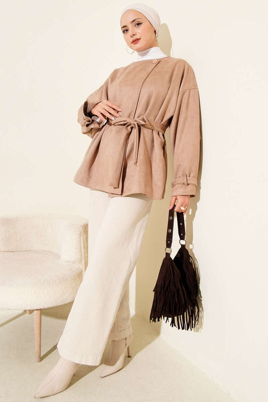 جاكيت من جلد الغزال بحزام بزر واحد، لون لاتيه