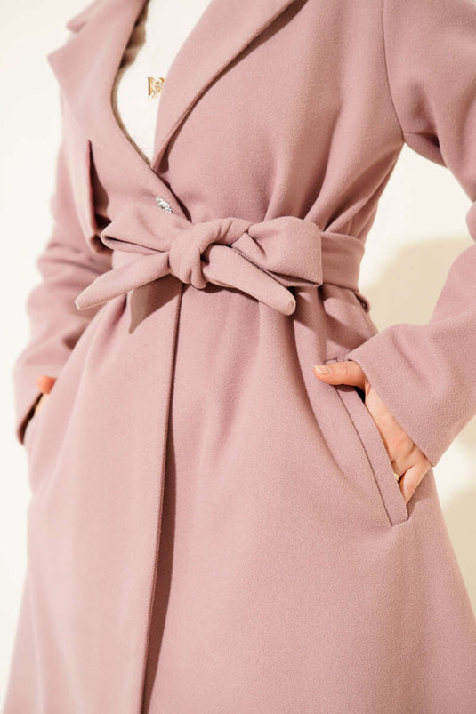 Manteau en cachemire à une épaule et boutons détaillés en poudre