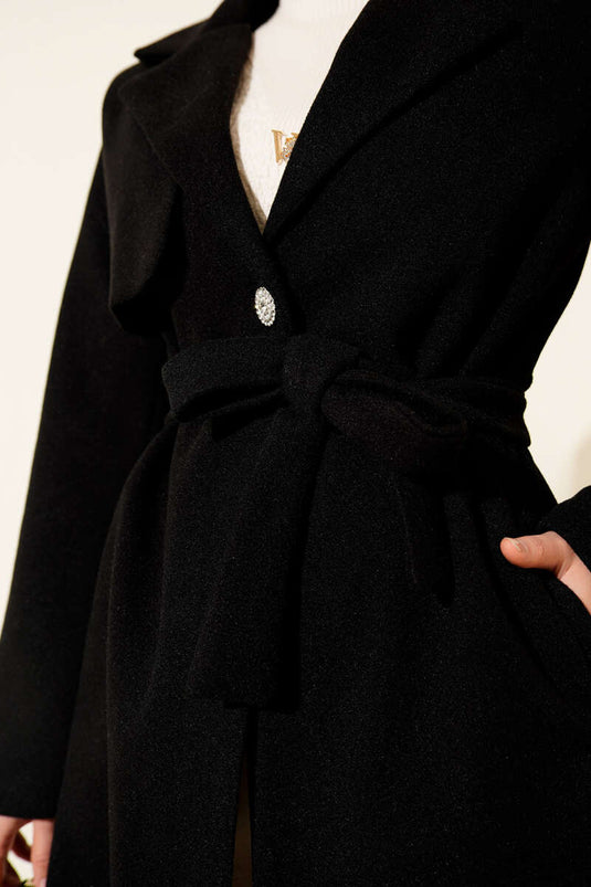 معطف صوفي بكتف واحد مع إبولايت وتفاصيل أزرار، باللون الأسود