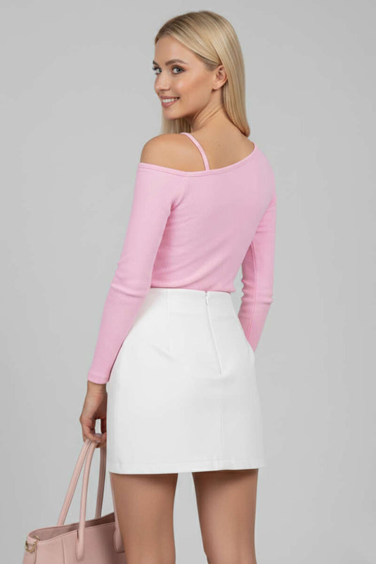 بلوزة وردية اللون بكتف واحد وحمالات