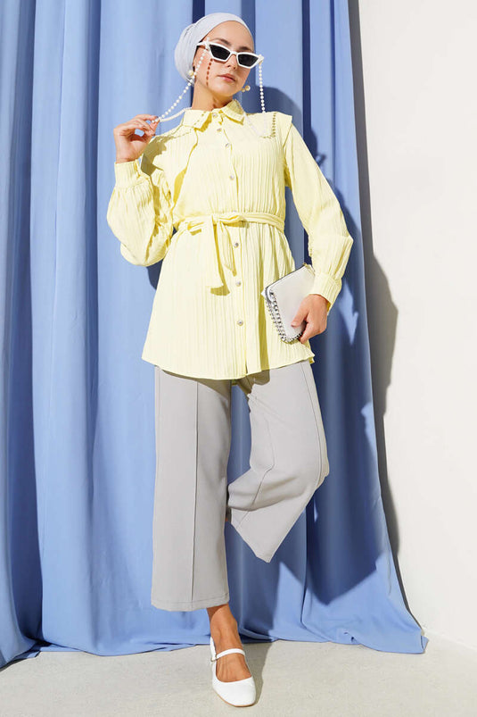 Camicia gialla con spalla singola, mantella e cintura