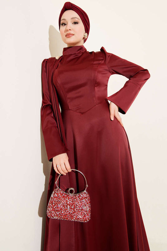 Robe de soirée en satin bordeaux avec cape à une épaule