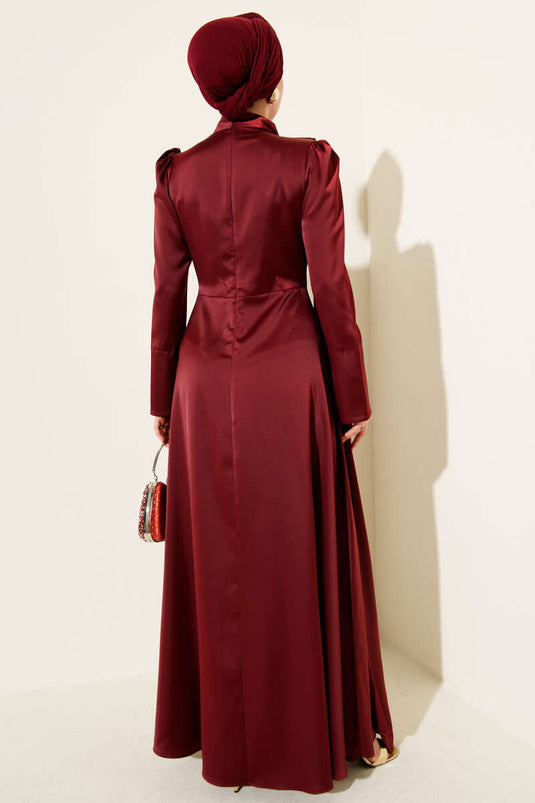 Robe de soirée en satin bordeaux avec cape à une épaule