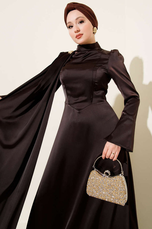 Robe de soirée en satin marron avec cape à une épaule
