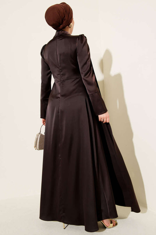 Robe de soirée en satin marron avec cape à une épaule