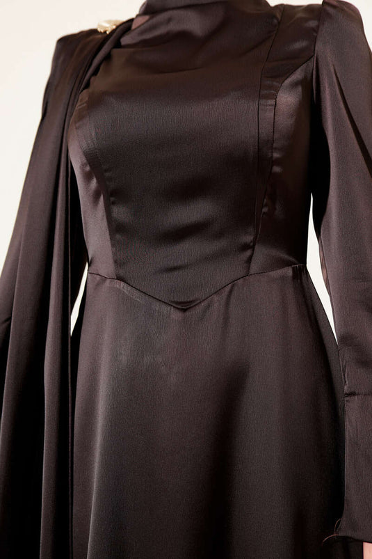 Robe de soirée en satin marron avec cape à une épaule