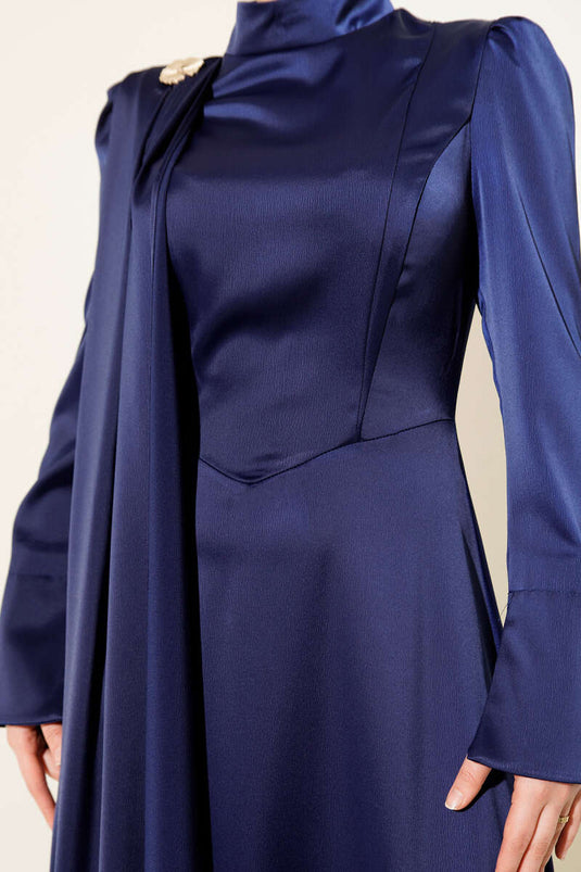 عباءة ساتان كحلية اللون بكتف واحد