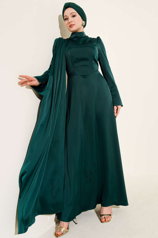 فستان سهرة ساتان زمردي بكتف واحد وعباءة