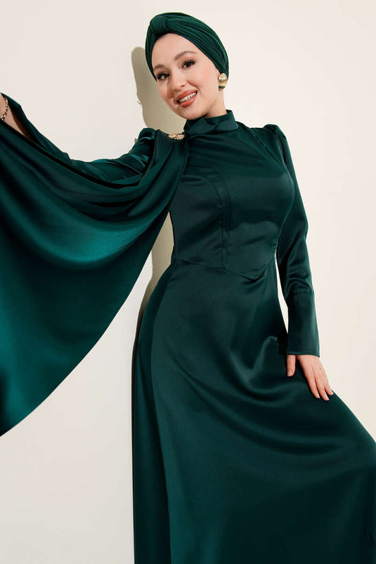 فستان سهرة ساتان زمردي بكتف واحد وعباءة