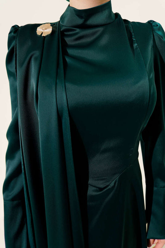 فستان سهرة ساتان زمردي بكتف واحد وعباءة