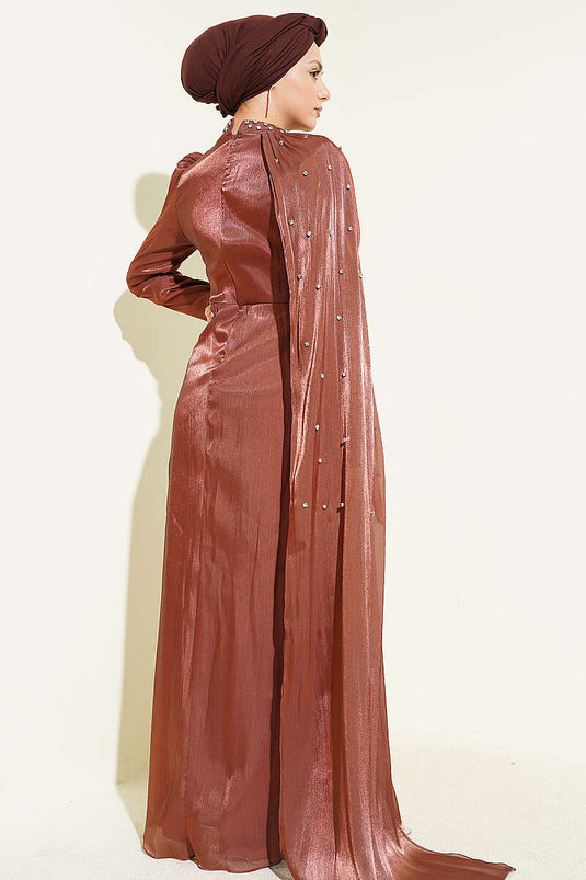 Robe de soirée à une épaule avec cape et pierres, couleur café