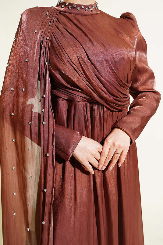 Robe de soirée à une épaule avec cape et pierres, couleur café
