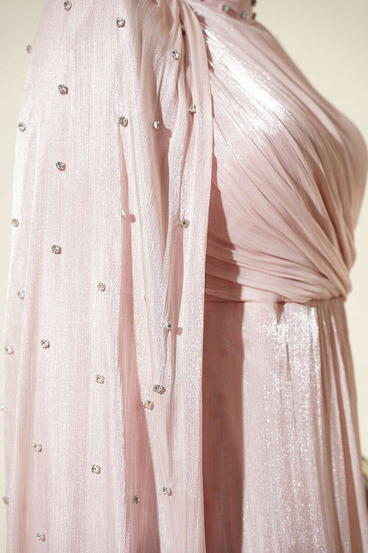 Abendkleid Mit Schultercape Und Steinen In Puderrosa