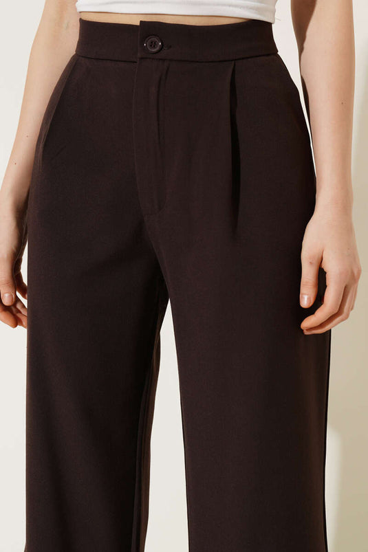 بنطال قماش بني بطيّة واحدة وأزرار