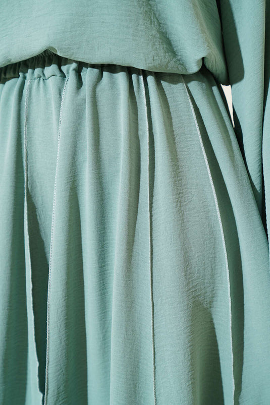 بدلة من قطعتين بتفاصيل غرزة عكسية وتنورة، لون أخضر لوزي