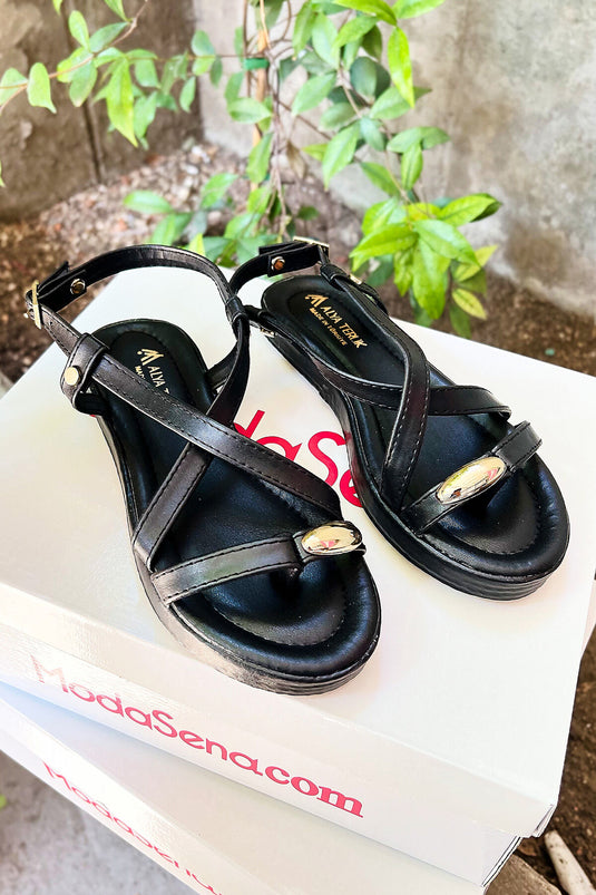 Sandales tongs croisées à boucle détaillée noires