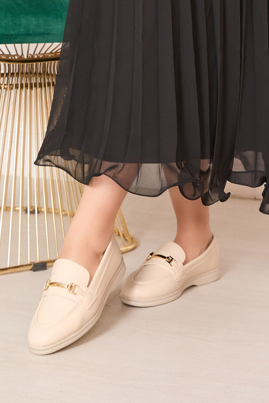 حذاء لوفر مزين بإبزيم باللون البيج