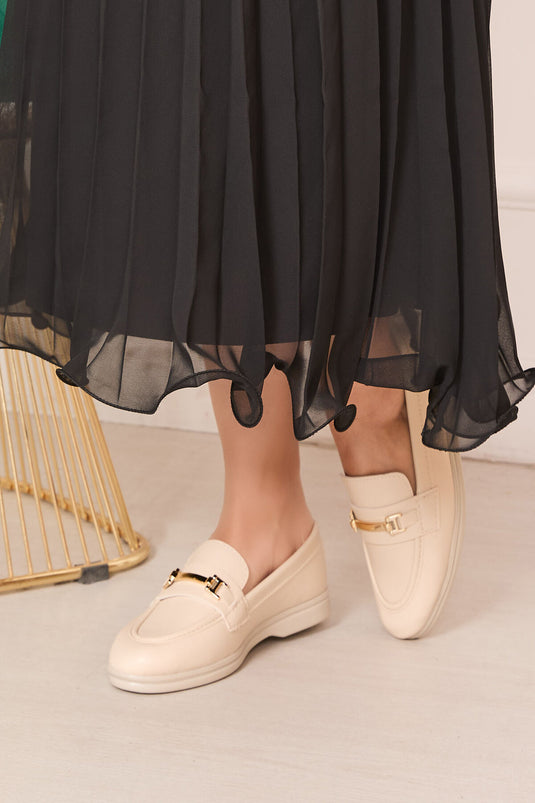 حذاء لوفر مزين بإبزيم باللون البيج