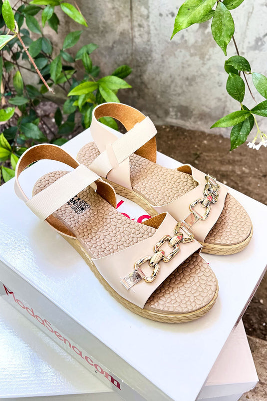 Sandales beiges à boucle détaillée