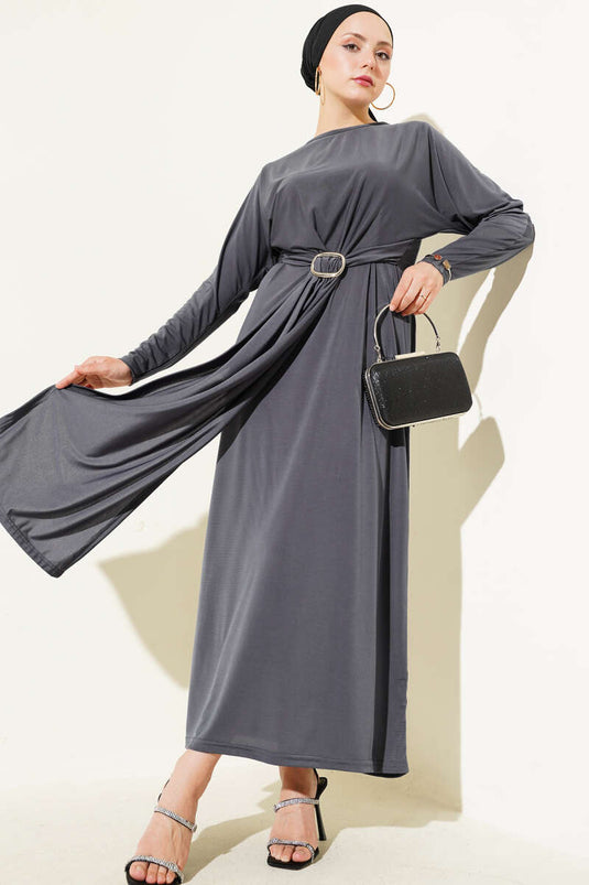 فستان رملي من قطعتين بإبزيم، باللون الرمادي الدخاني