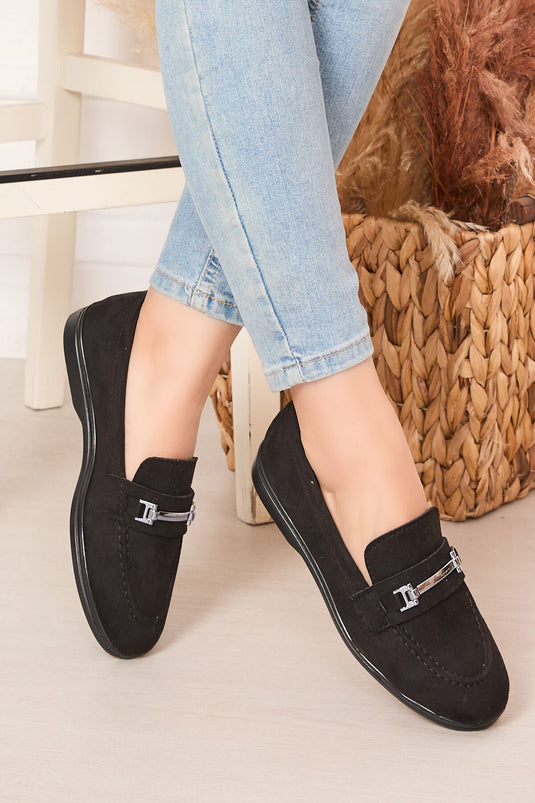 حذاء لوفر من جلد الغزال الأسود بإبزيم