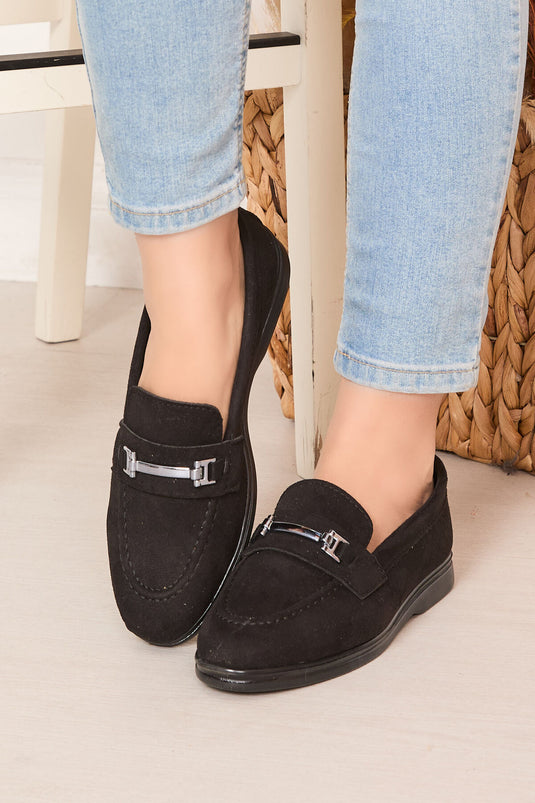 حذاء لوفر من جلد الغزال الأسود بإبزيم