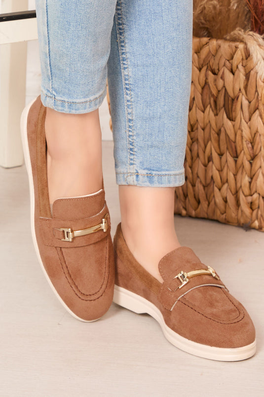 حذاء لوفر من جلد الغزال بإبزيم باللون البني